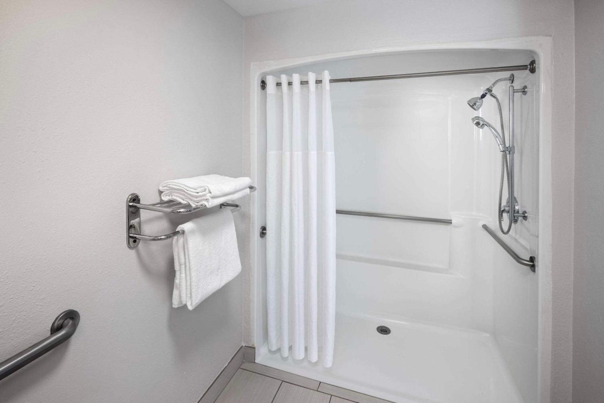 Clarion Biltmore Village Inn 2*