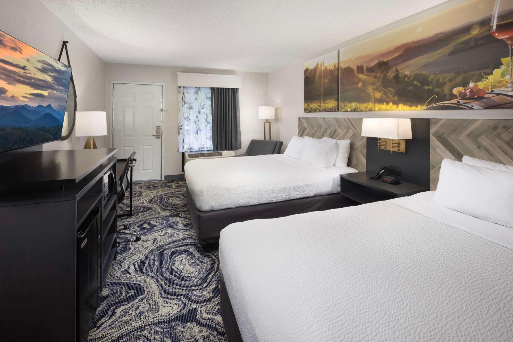 Clarion Biltmore Village Inn 2*